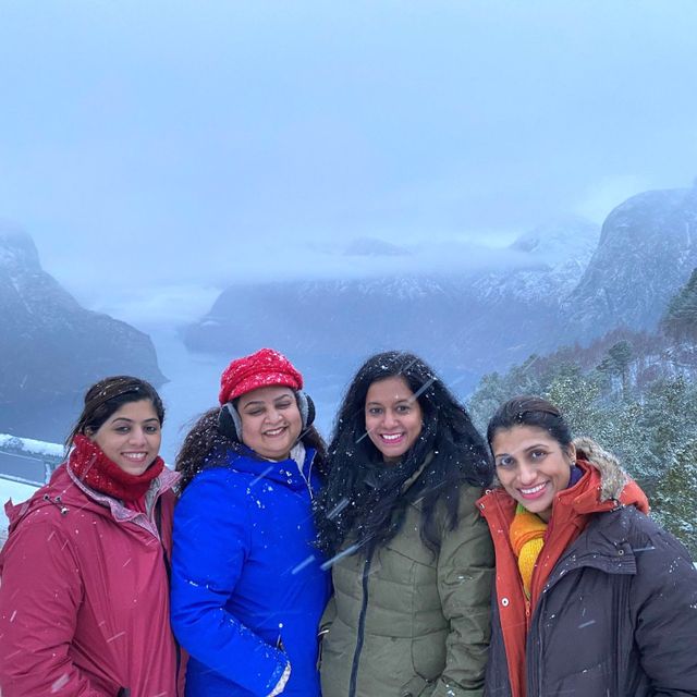 Guest's on Stegastein viewpoint in Aurland