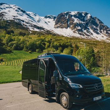 Fjordrive minibus in Hardanger in front of Folgefonna mountain
